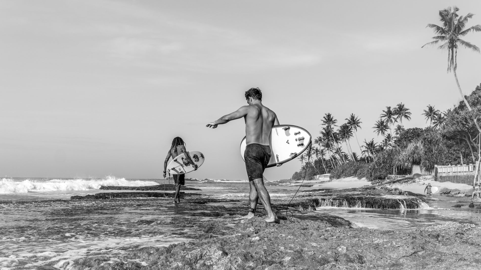 Intermediate surf lesson in Weligama, photo of surfers